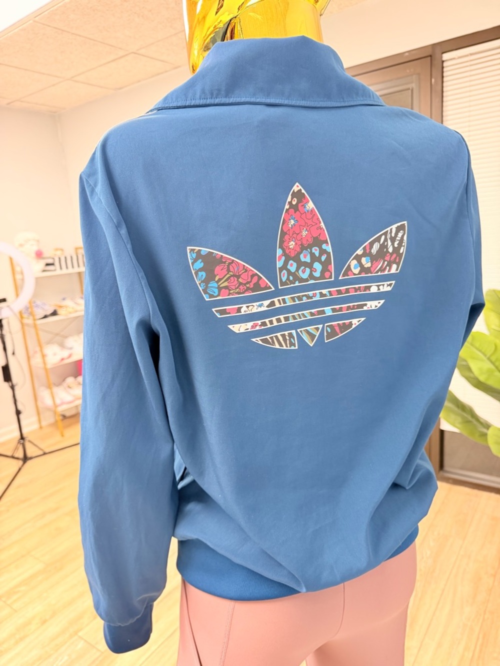 adidas Blue Track Jacket with Floral Trefoil usado excelente estado